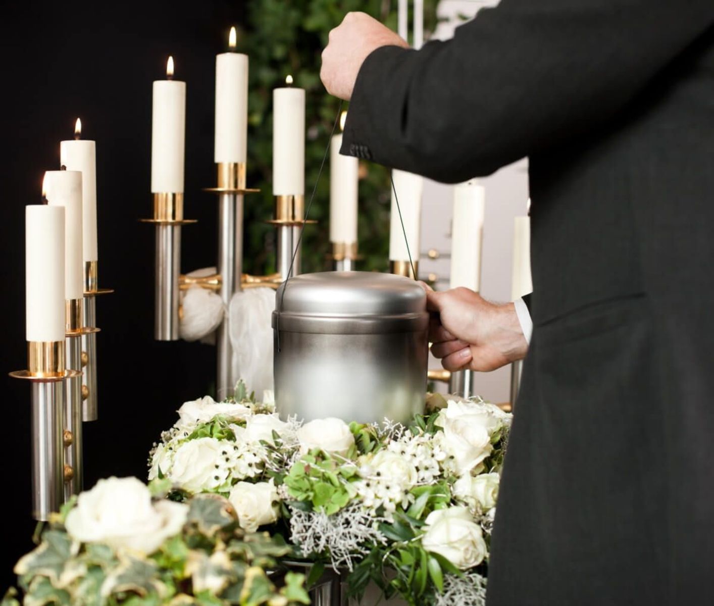 Urne mit Kerzen im Hintergrund